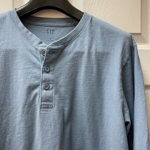 GAP Men's Size Medium Cornflower Blue Long Sleeve Henley Tee Y2K‎ Layer Classic